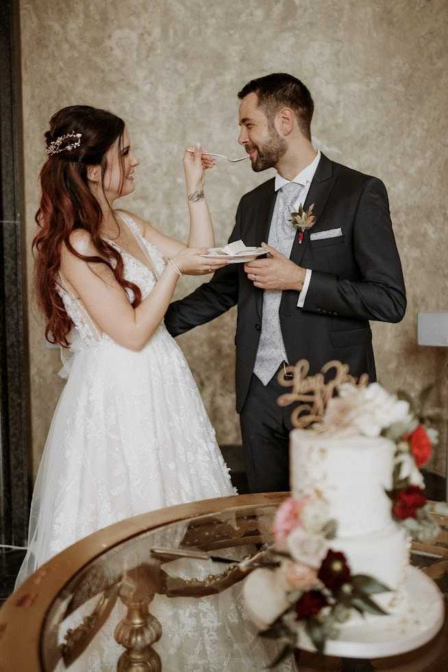 Hochzeit Schloss Bensberg Brautpaar Torte