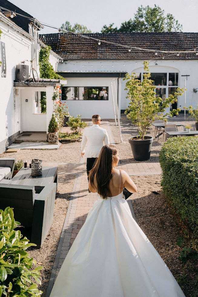 Brautpaar Renzis Location Hochzeit Sommer