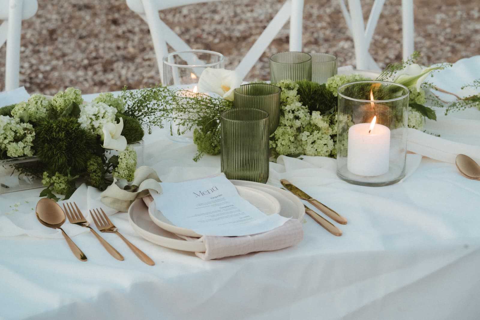 Hochzeitsplanung Bonn – Greenery Tischdekoration in Weiß und Grün mit Namensschild